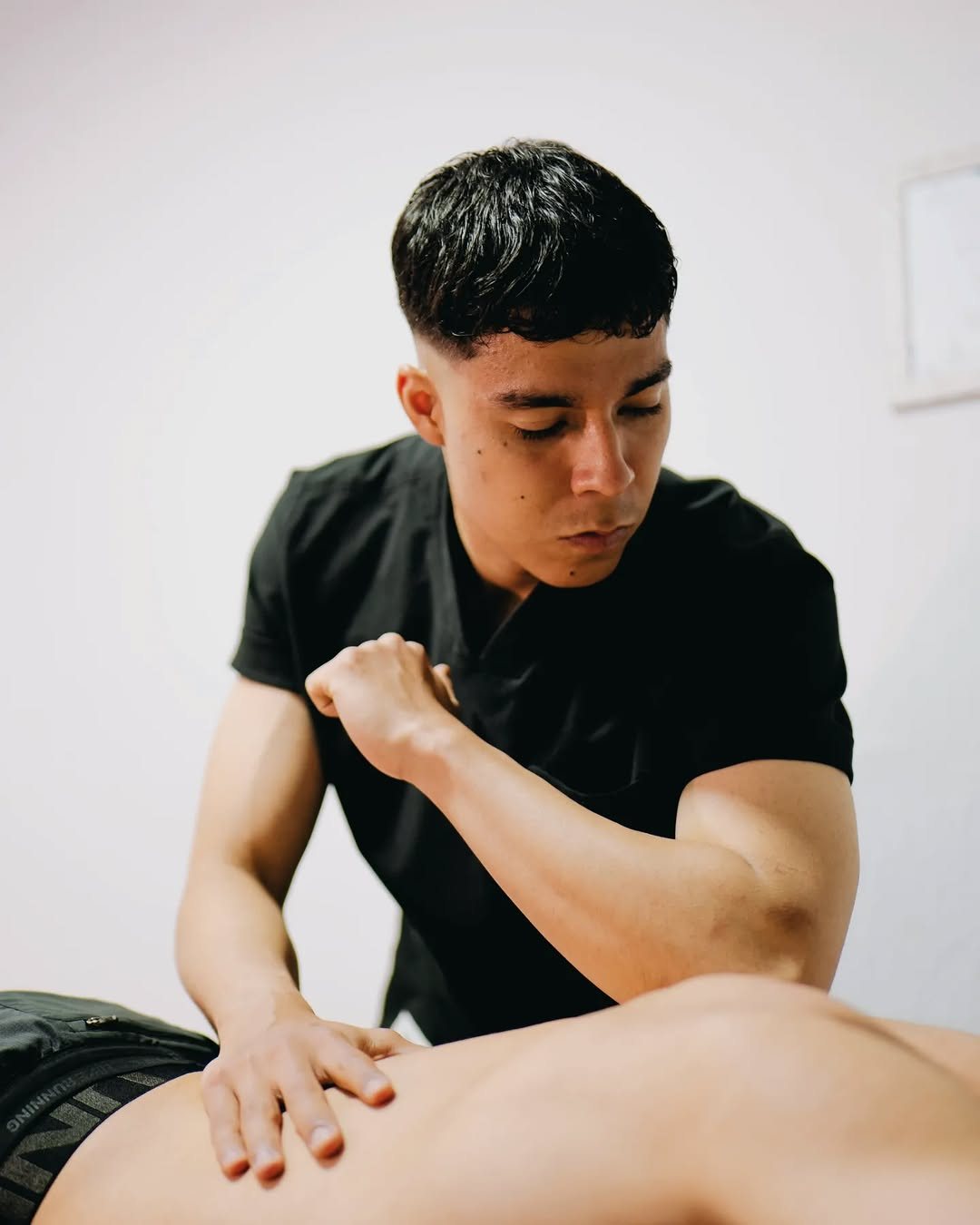 Esteban Castellanos, fisioterapeuta de PhysioTeria, en una sesión