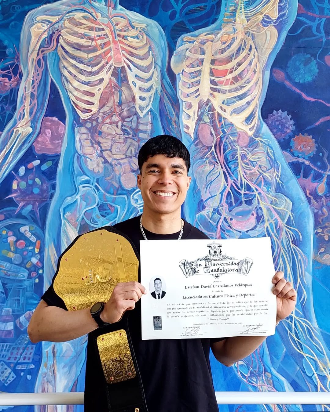Esteban Castellanos con su título de la Universidad de Guadalajara